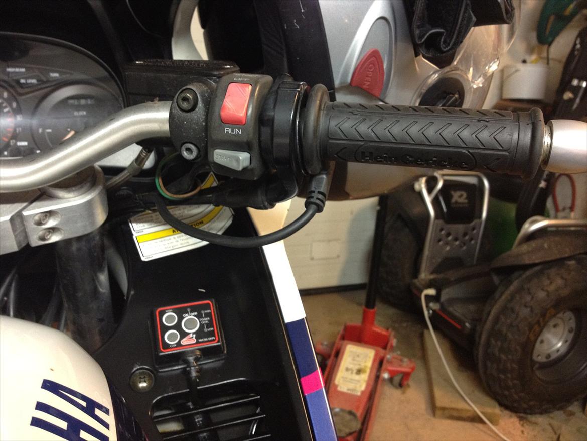 Yamaha FJ 1200 - Her kan man også se "kontrol enheden" eller kontakten, til at tænde og slukke, jeg har monteret den på en ledig plads på kåbedelen. billede 8