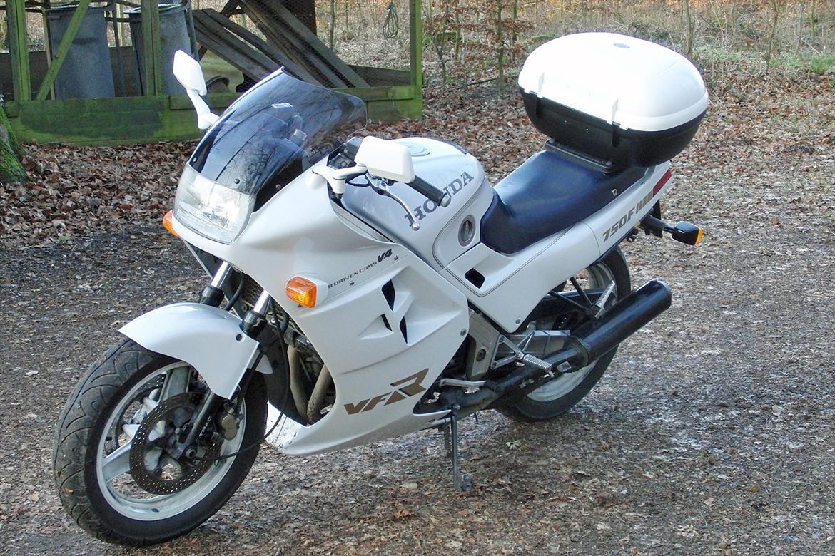 Honda VFR 750 F - Så fik topboksen lige en omgang, så den mere passer til. marts 2012 billede 6