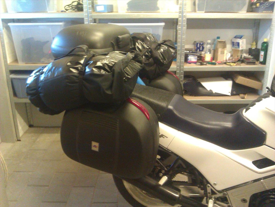 Honda VFR 750 F - Der skal noget med, når teen datteren skal med i en uge 2011 billede 8