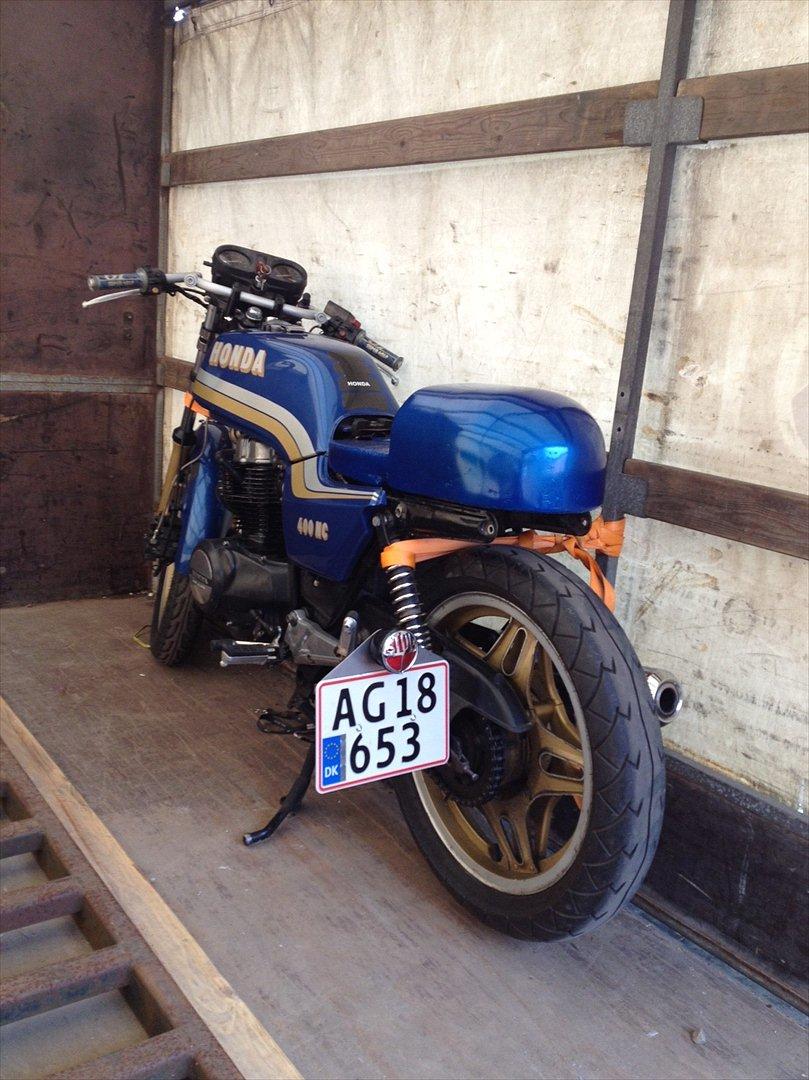 Honda CB400n solgt - må nummerpladen og lygten egentlig side der???? eller for jeg høvl af politiet næste gang jeg møder dem?? billede 8