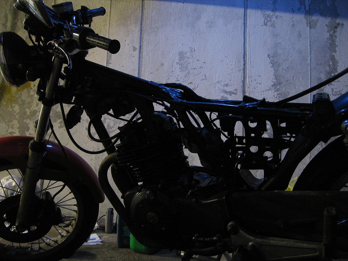 Honda CB 250 RS - Under klargøring til 2012 sæsonen. Karburator skulle pakkes lidt om. Tændrøret renses. Bremseskive skiftes.  billede 8