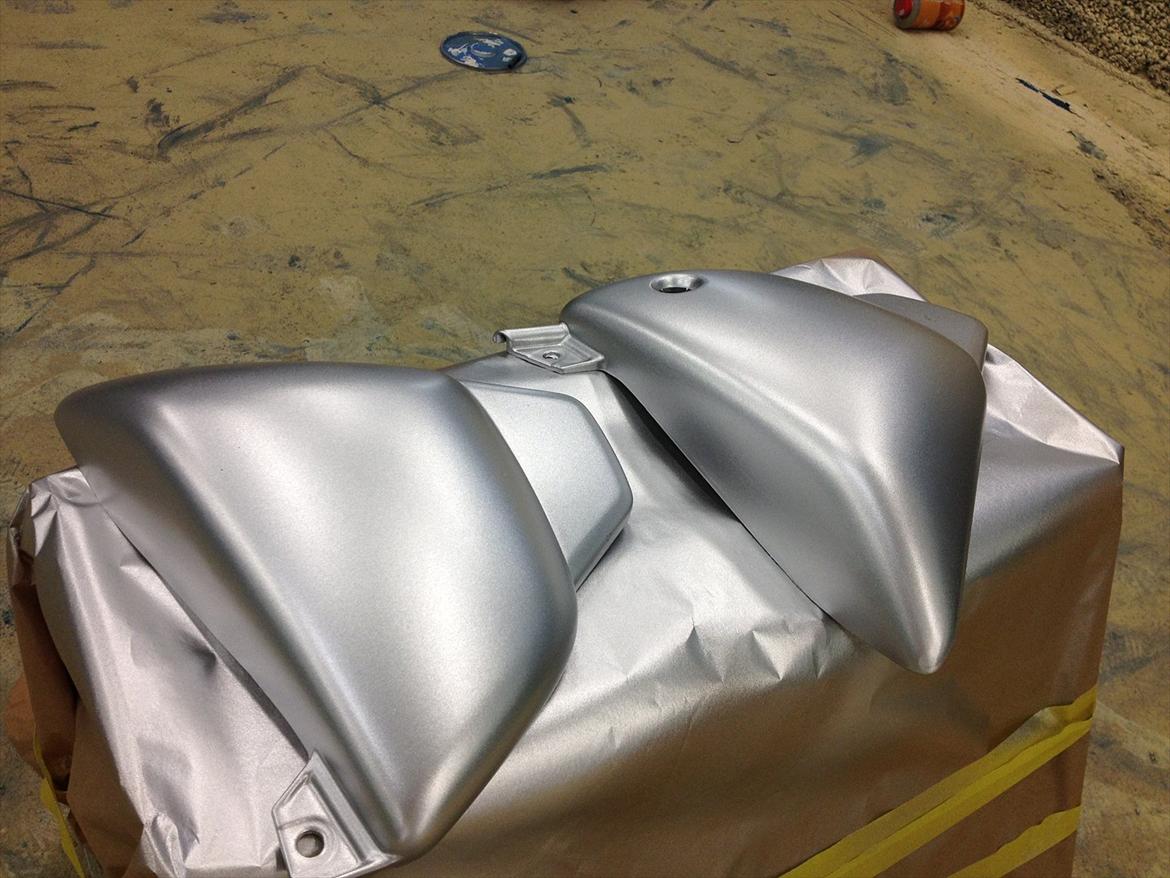 Suzuki Marauder GZ125 - Brilliant Silver metallic, som Candyfarven er lakeret over billede 17