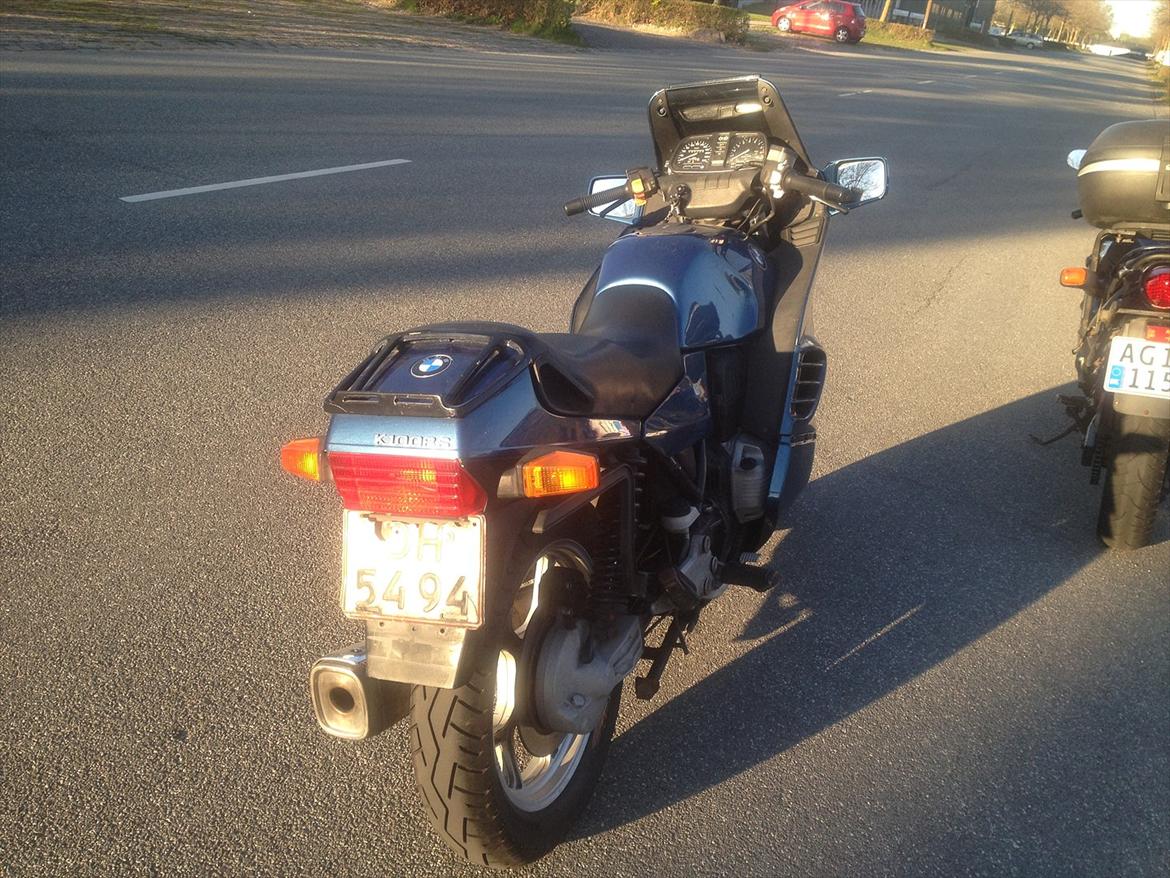 BMW K 100 RS - Prøvekørslen af BMW'en skuffede mig bestemt ikke.
(min "gl" GSXF i baggrunden) billede 2