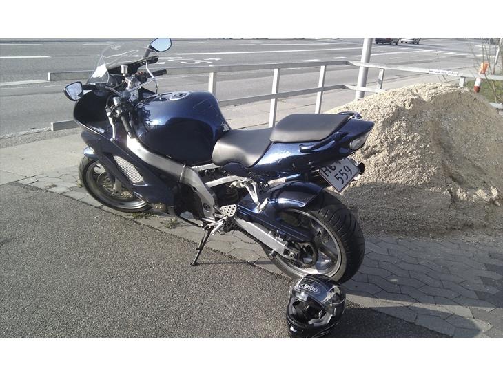 Kawasaki ZX9R billede 1
