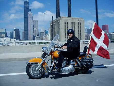 Harley Davidson Duo Glide - Sears Tower Chicago i baggrunden august 2003  billede 4