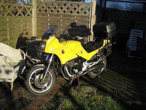 Suzuki gsx 550 e, es, ef - Det gyle lyn i haven billede 3