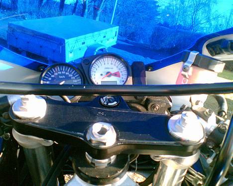 Suzuki GSX-R600 - Her kan man rigtig ser det blå kåbeglas. Dette billede er taget med mobil billede 8