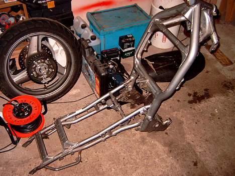 Honda CB1 400 - Så er stellet ved at være "bart", så nu skal det bare glasblæses og males. billede 12