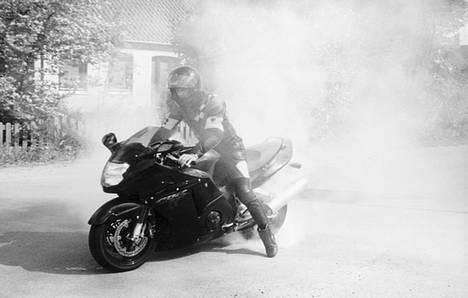 Honda cbr 1100 xx - Røg ska der til...det kan den snildt uden absolut at skulle stå op imod en betonklods billede 1