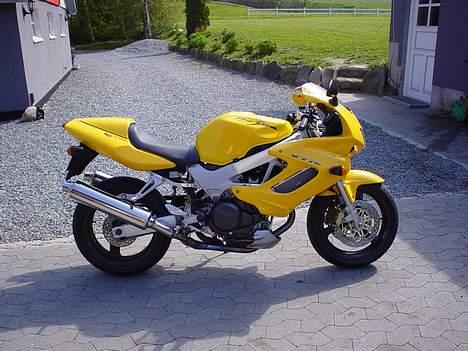 Honda VTR 1000 Firestorm solgt- - Før ombygning styling billede 3