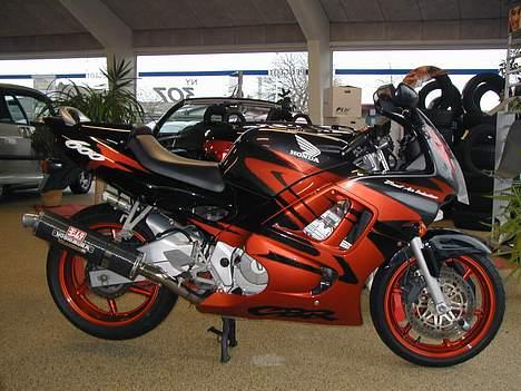 Honda CBR 600 F3 "SOLGT" - billede af cyklen under vinteropbevaring hos Peugeot Frederikshavn billede 9