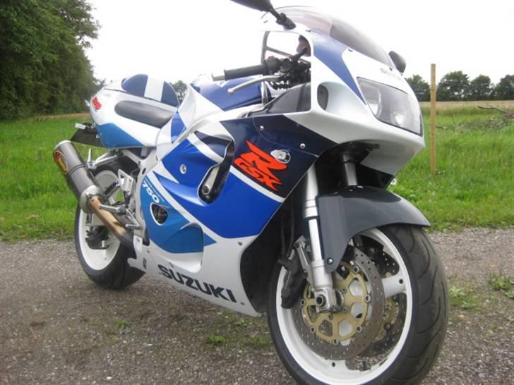 Suzuki GSX R 750  " Solgt" - Nyeste billede af min gixxer taget d. 15/4 hjemme på farmen.!:) billede 1