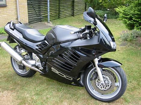 Suzuki RF 900 R "solgt - R.I.P" - Før mailing af fælger og basvinger samt polering af støddæmpere billede 8
