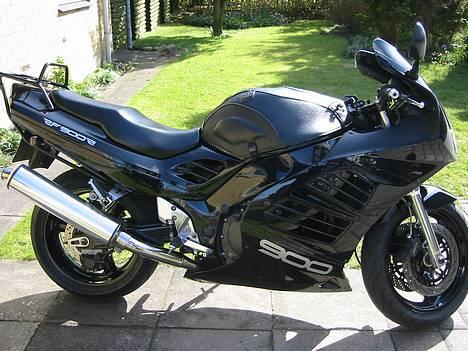 Suzuki RF 900 R "solgt - R.I.P" - RF´en er blevet mere mørk og fræk i mine øjne, bedøm selv... billede 9