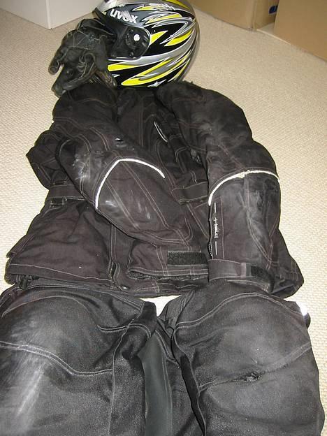 Suzuki RF 900 R "solgt - R.I.P" - Udstyr er vigtigt, ses tydeligt efter 40 M på asfalten........ Det blev til 2 brud på højrehåndled og en del knups. I cowboy bukser etc. havde historien været en anden billede 10