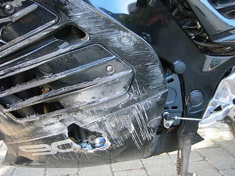 Suzuki RF 900 R "solgt - R.I.P" - Venstre kåbe slidt helt igennem ind til motoren, dog ikke hul i denne, bemærk gearpedal billede 13