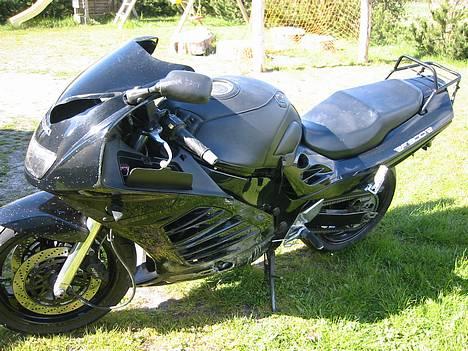Suzuki RF 900 R "solgt - R.I.P" - Venstre side er meget medtaget efter turen henover asfalten :-( billede 14