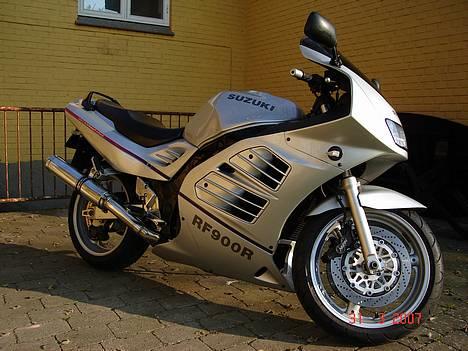 Suzuki RF 900 R billede 1