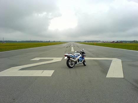 Suzuki GSX-R750 (Frederikshavn) - 1600 meter asfalt uden side veje (Sindal flyveplads) billede 18