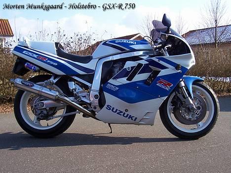 Suzuki GSX-R 750 - Bemærk hvor flot cyklen står i den originale lak og med højglanspoleret stel billede 1