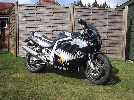 Suzuki GSX-R 750 ** SOLGT ** - Dejlig at stå nypoleret i solskin....-) billede 1