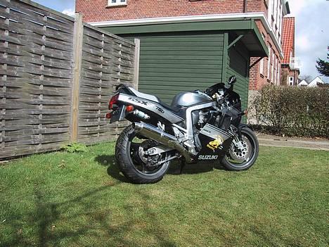 Suzuki GSX-R 750 ** SOLGT ** - Første billede af mig hjemme hos jullebab....... Ham er jeg glad for..:-) billede 3
