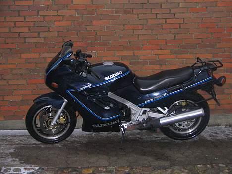 Suzuki GSX 1100 F - Første billede af far´s cykel efter den er læsset af traileren billede 1