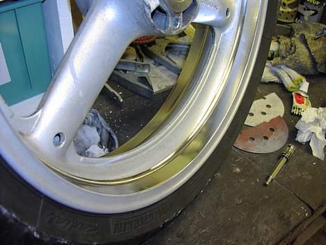 Suzuki GSX 600 F - Først et forhjul,    ømme fingre billede 9