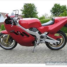 Suzuki GSXR 400R  (solgt)