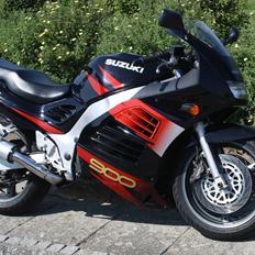 Suzuki RF 900 R Nyt album2012 Solgt