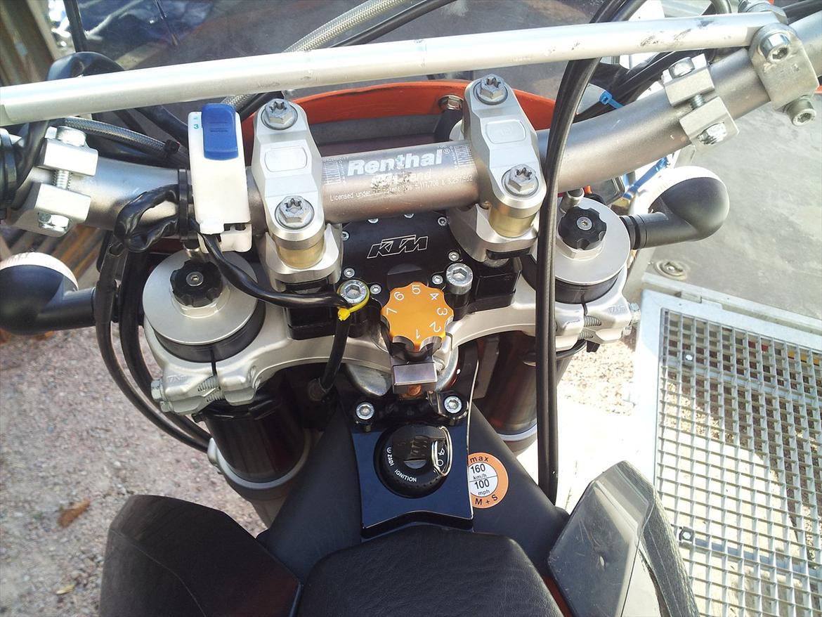 KTM 690 Enduro R - Ktm styrdæmper.
Kontakt til justering af effekten oppe på styret.
Stiver på styret for Evt GPS. billede 8