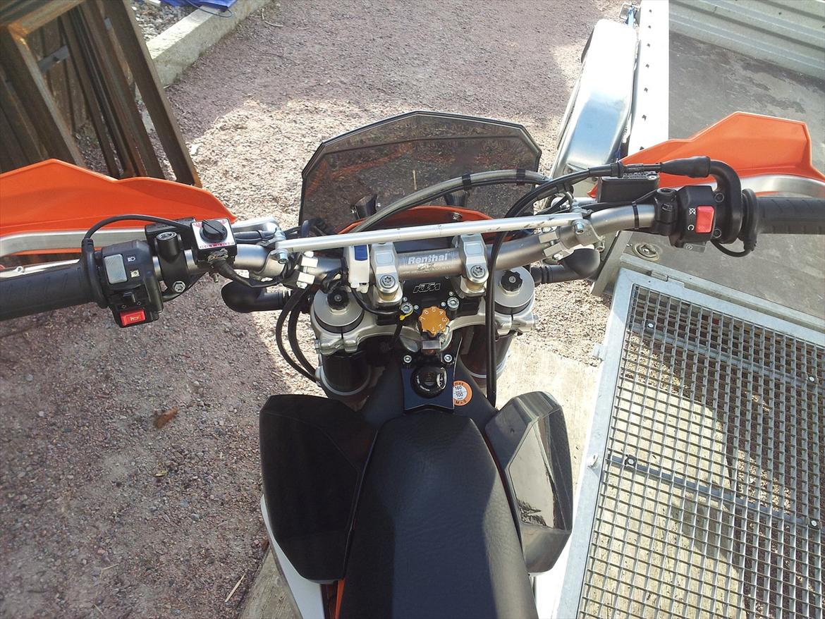 KTM 690 Enduro R - Ktm styrdæmper.
Kontakt til justering af effekten oppe på styret.
Stiver på styret for Evt GPS. billede 9