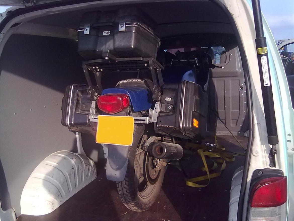 Suzuki GS 750 - Stående bag i en kassebil billede 2