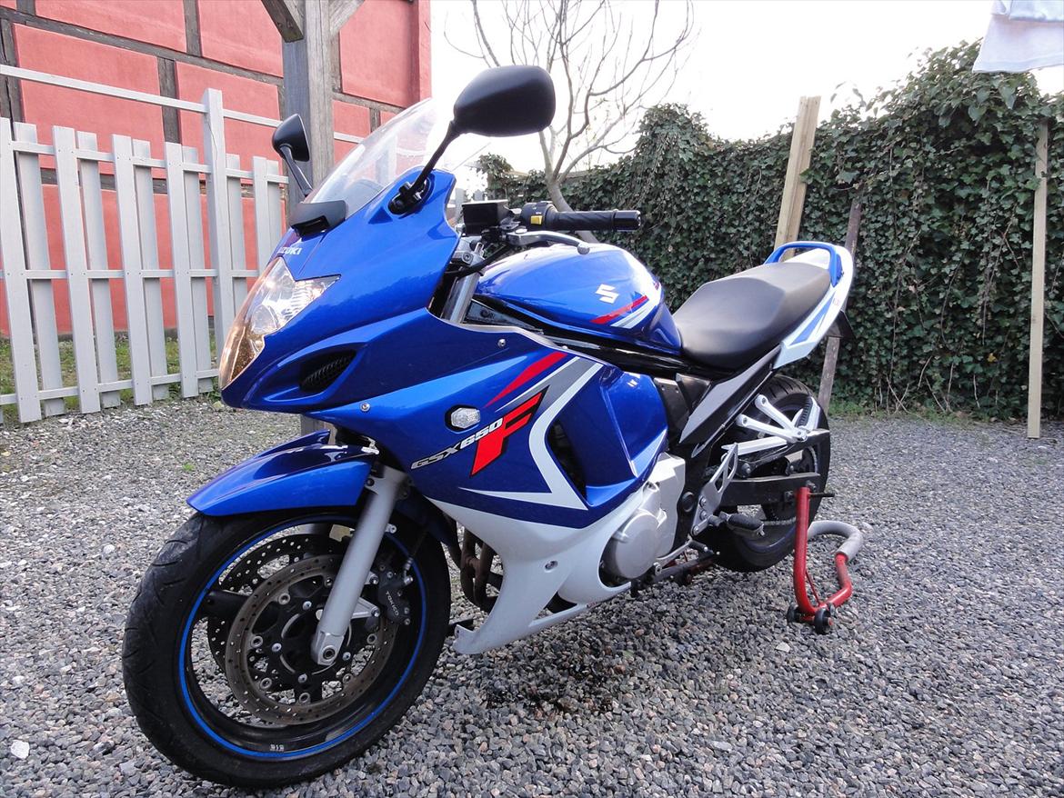 Suzuki GSX650F [Solgt] - Et hurtigt service i forårs solen. billede 1
