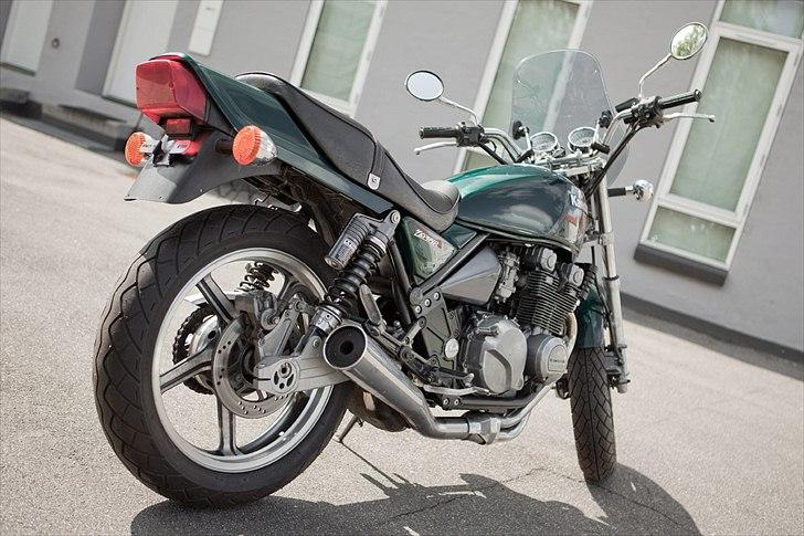 Kawasaki ZR 550 B4 Zephyr **solgt** - Bagenden er ikke længere så tom som på billedet. Efter en lang kamp er der endelig kommet plade på :D billede 8