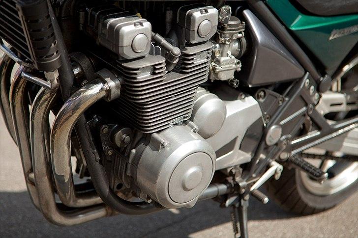 Kawasaki ZR 550 B4 Zephyr **solgt** - Omkring 14.000 på klokken så motoren er jo næsten lige tilkørt :) der skal lige poleres lidt hist og her, og så er hun jo næsten som ny :) billede 9