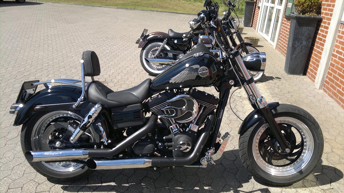 Harley Davidson *Custom Dyna Street Bob* - Tag jer ikke af pige cyklen i baggrunden. Den sneg sig med. :OP  billede 17