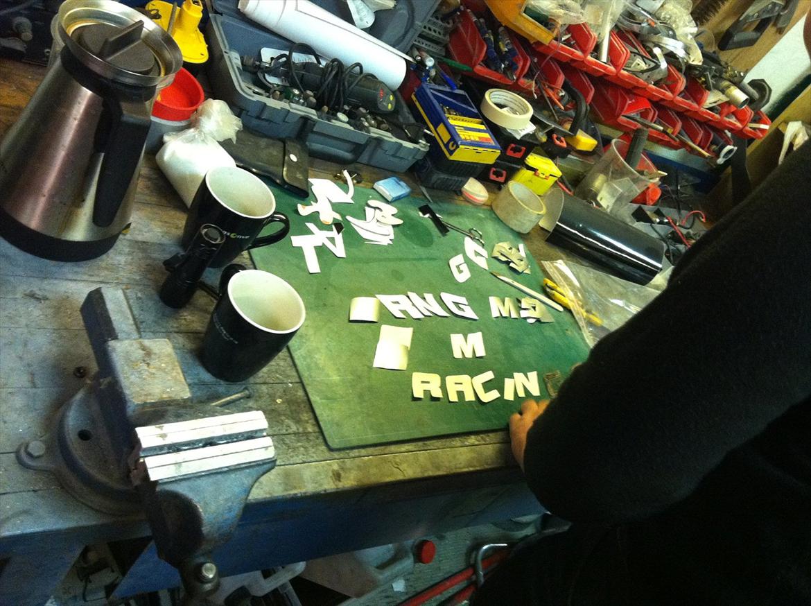 Yamaha R1 - Klistermærker er noget man selv laver ( siger Poulsen,og går så igang med hobbykniv og saks og klister *Griner ) billede 19