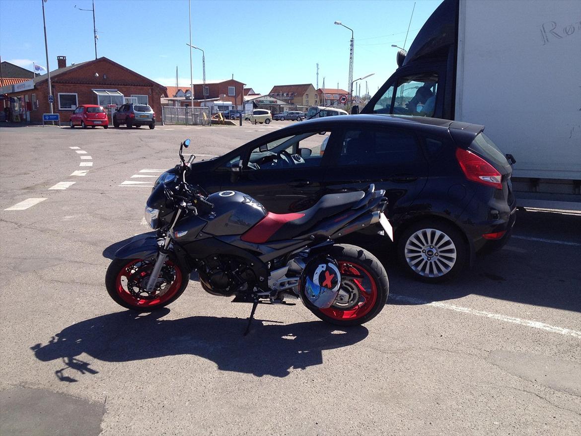 Suzuki GSR 600 A - Lige hentet - Venter på færgen - Min Fiesta bagved. billede 2