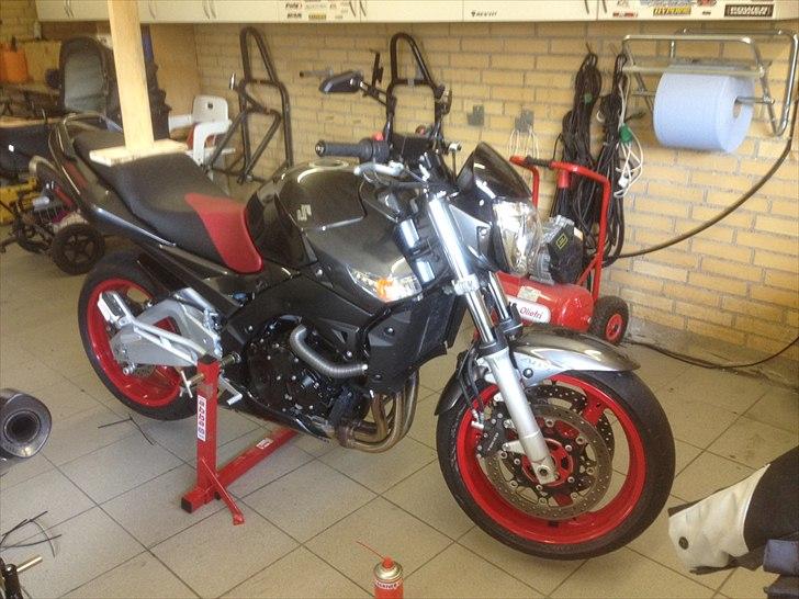 Suzuki GSR 600 A - Sådan skiftes der dæk :) billede 8