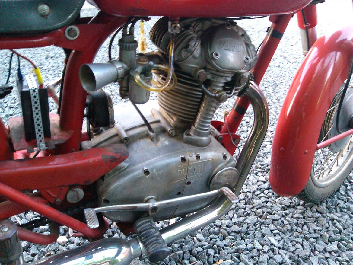 Ducati 175 TS - Motoren er en direkte videreudvikling af 98cc motoren, som vandt Motogiro d'Italia i '55 og '56. En gadeversion af motoren kom kort efter, og de første 175'ere er fra '57 billede 16