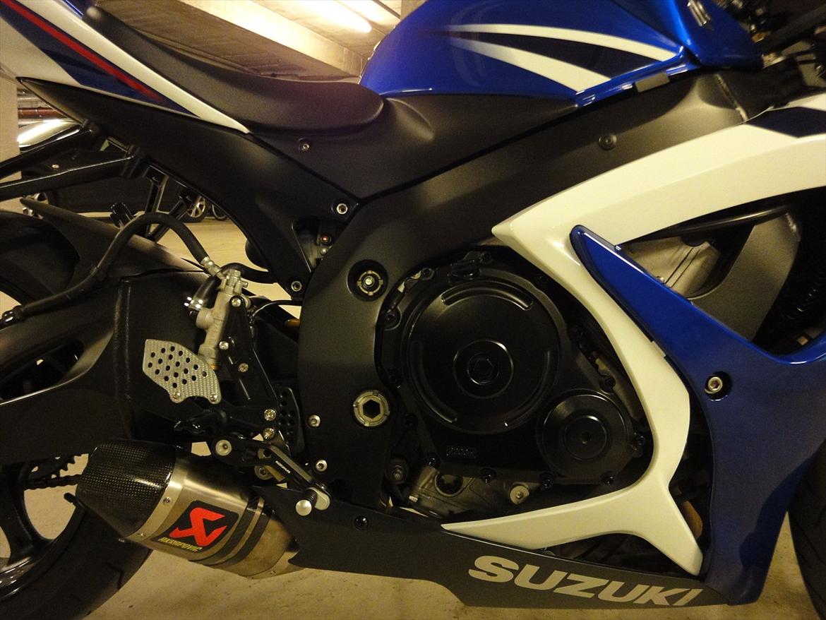 Suzuki GSX-R 750 - Sorte skruer i motor blok og kåben billede 9