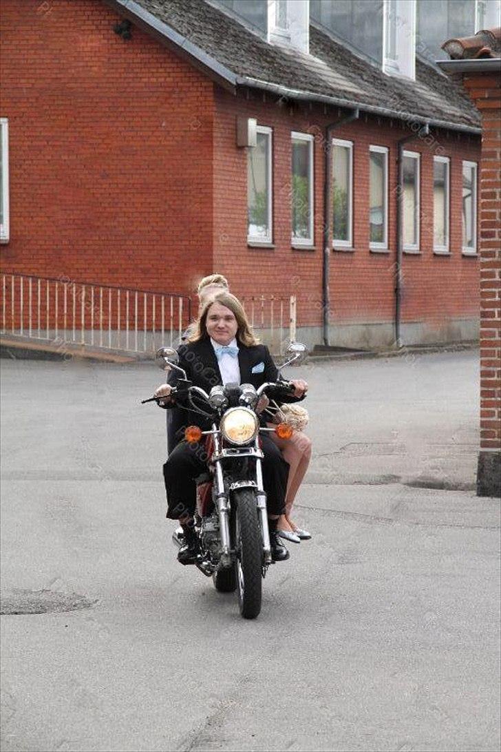 Suzuki GN 250 - På vej til Galla på Maribo Gymnasium med de to damer ;) billede 1