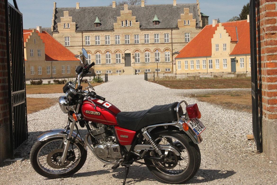 Suzuki GN 250 - Foran Lungholm slot billede 3