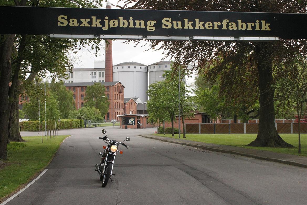 Suzuki GN 250 - Foran Sakskøbing sukkerfabrik. Her bliver dine sukkerknalder fremstillet :) Dog er det meste af fabrikken udlejet til andre erhverv billede 5