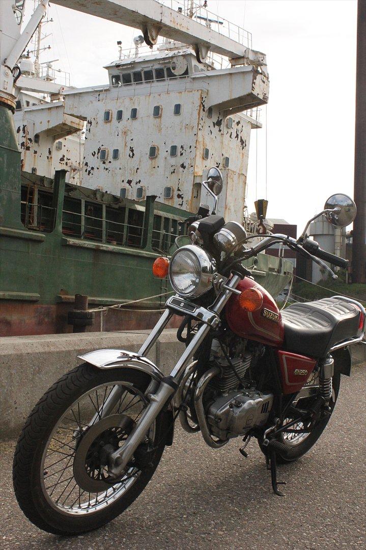 Suzuki GN 250 - På Nakskov havn ved siden af et gammelt rustent containerskib af tvivlsom russisk oprindelse... billede 9
