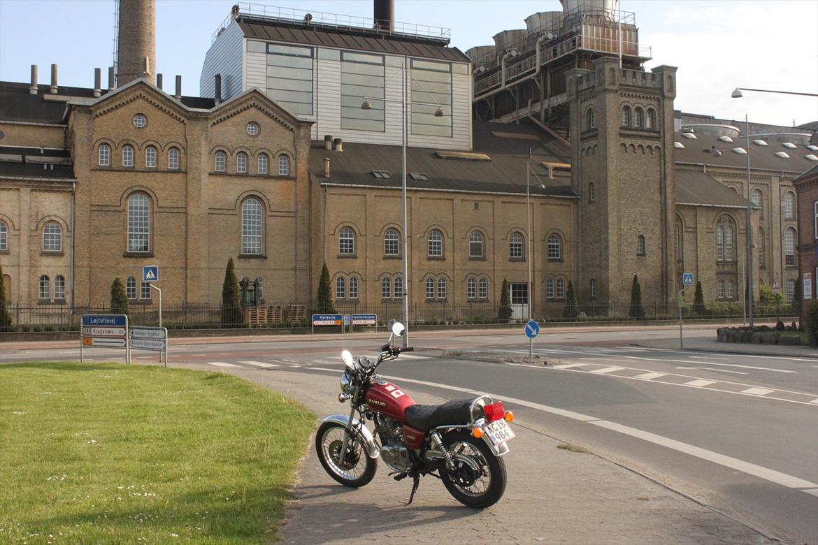 Suzuki GN 250 - Foran Nakskov sukkerfabrik. Der er kun to af slagsen tilbage i Danmark. Den i Nakskov og den i Nykøbing Falster billede 10