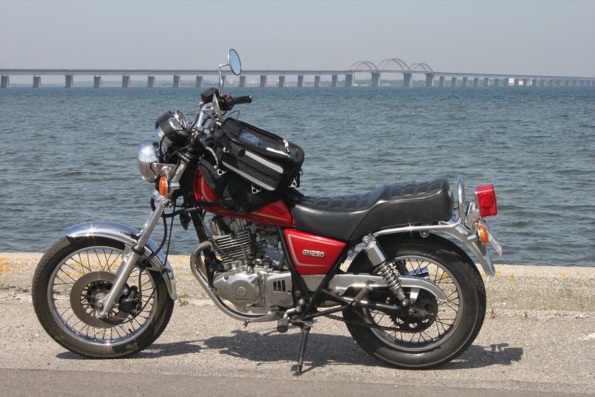 Suzuki GN 250 - På Gåbense havn. I baggrunden ses den 75 år gamle (og nedrivningstruede) Storstrømsbro billede 11