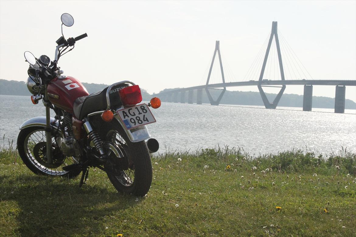 Suzuki GN 250 - På Farø. I baggrunden ses Farøbroen billede 13