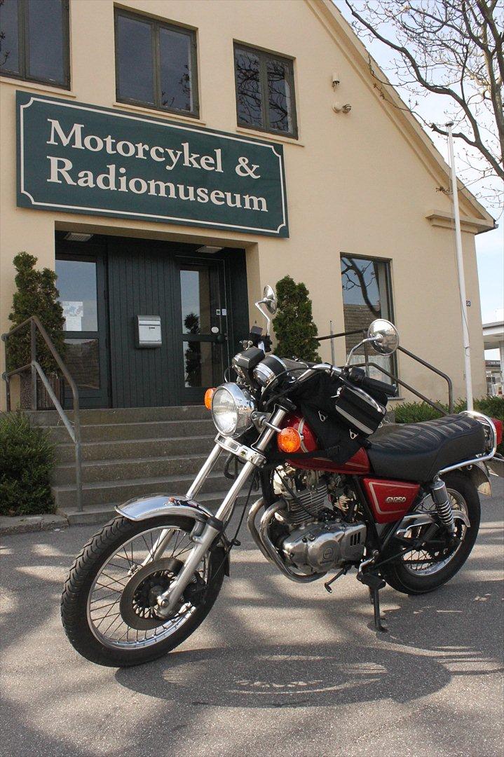 Suzuki GN 250 - Foran Stubbekøbing motorcykel-og radiomuseum. Klart et besøg værd! billede 14